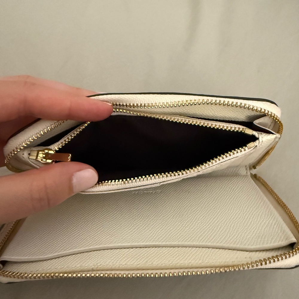 Coach White Leather Wallet with Gold Hardware - Picture 6 of 8